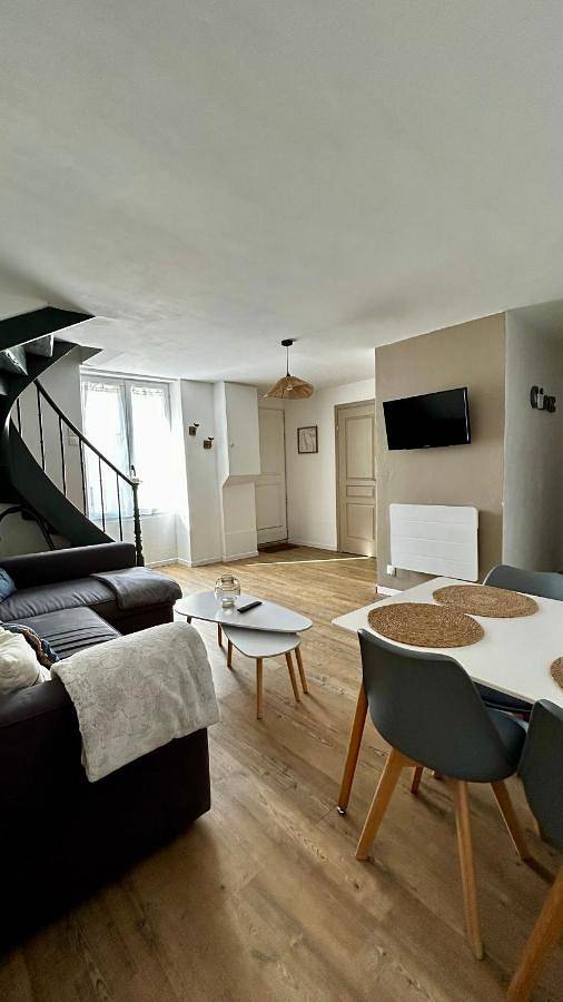 Appartement entier, One-Bedroom Apartment in Parigné-l'Évêque, Sarthe