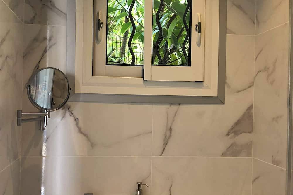 Hel leilighet, Studio flat in private road with magnificant balcony view of Cap Ferrat in Villefranche-sur-Mer, Middelhavskysten (Frankrike)