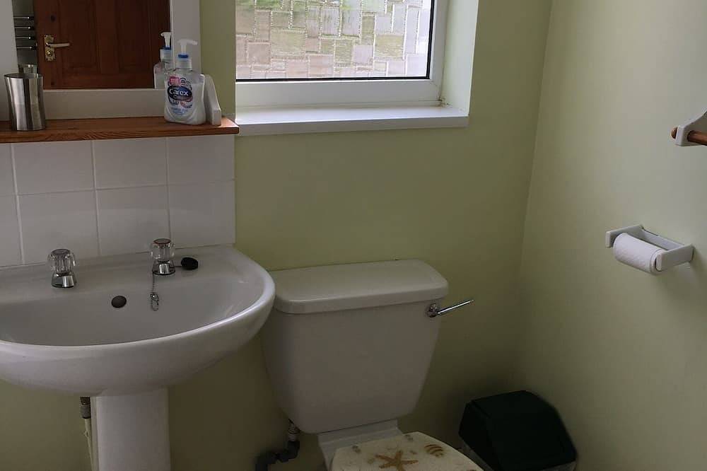 Entire apartment, Apartment with seaview just 100m to sandy beach. in Constantine Bay, Cornwall