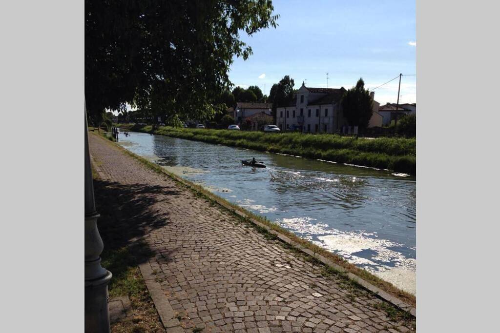 Barchessa Ca’ Leon sul naviglio del Brenta in Oriago, Mira