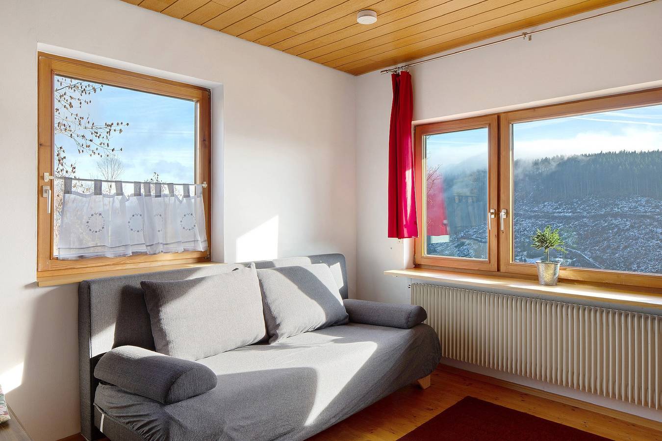 Geheel appartement, Appartement 'Haus Wintersonne - Fewo Auerhahn' met gedeelde tuin, balkon en Wi-Fi in Feldberg (Schwarzwald), Feldberg