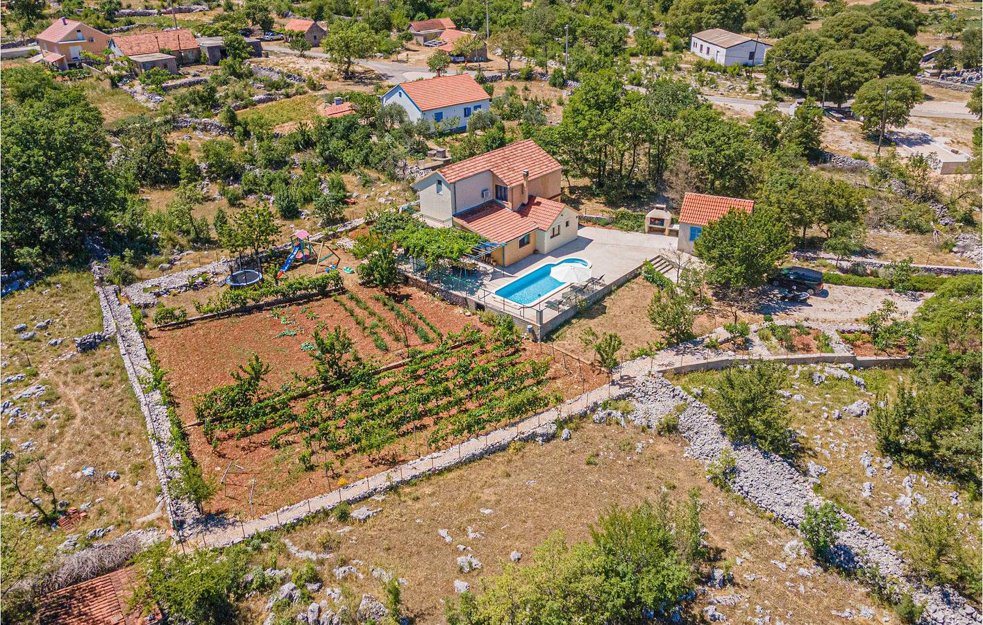 Gemütliche Wohnung mit Pool, Terrasse, WLAN und Klimaanlage in Šibenik-Knin