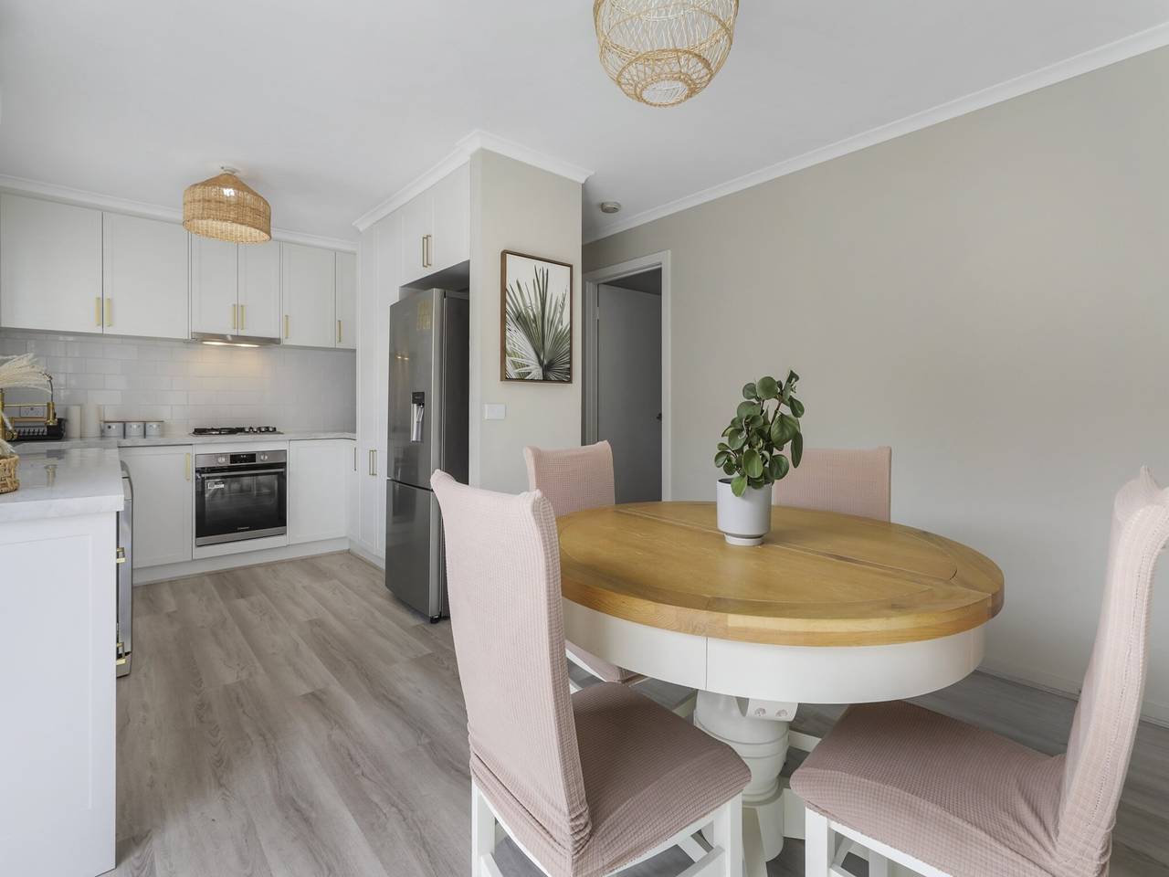 Entire apartment, Spacious 3-Bed Home with Garden in Preston in Darebin City, Melbourne
