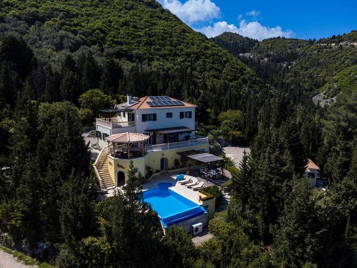 Διαμερίσματα διακοπών για 10 άτομα, με κήπο και πισίνα καθώς και μπανιέρα υδρομασάζ στη Ράχη