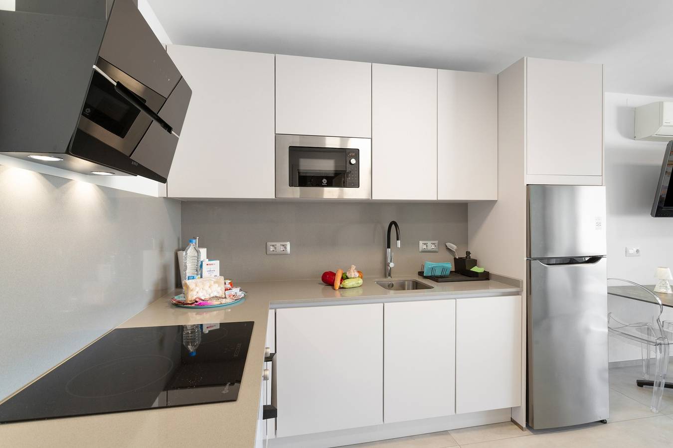 Apartamento entero, Vacaciones 'Ocean Wave Retreat' con vistas al mar, Wi-Fi y aire acondicionado in Arguineguín, Mogán