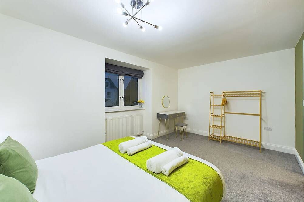 Modern Beach House | Sleeps 6 | 2 Minutes to Beach in Newquay, Cornwall