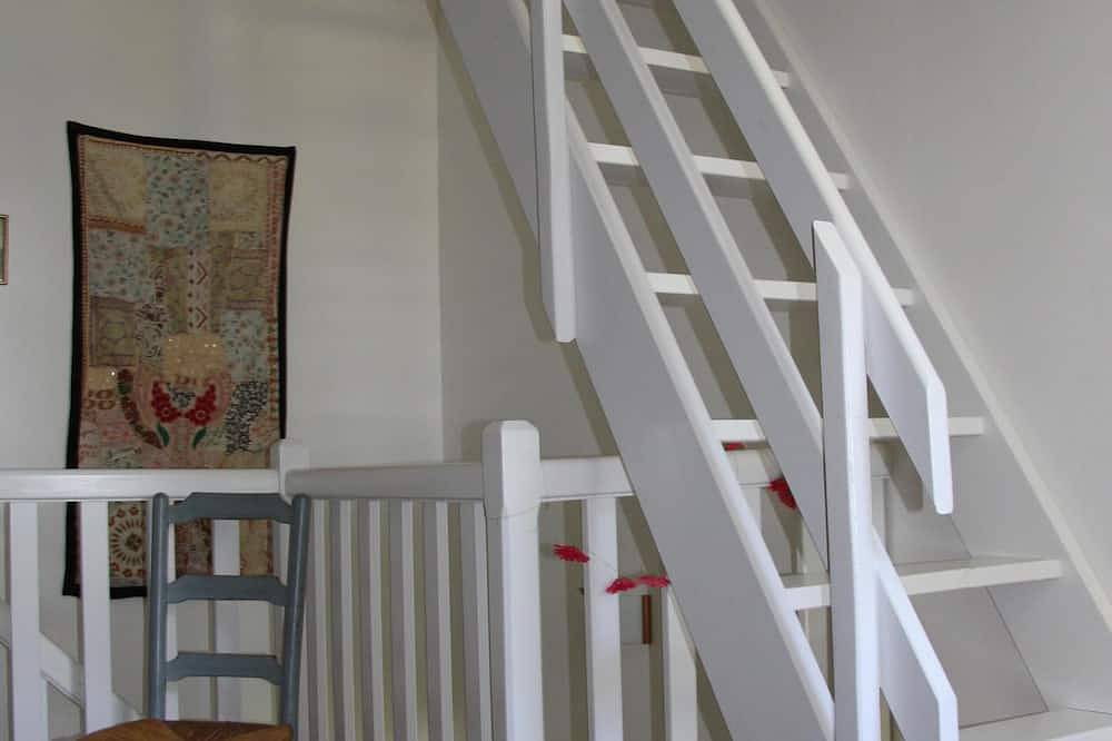 Entire apartment, In a Manor House with Parking, near the sea, the market and the town center in Dinard, Saint-Malo region