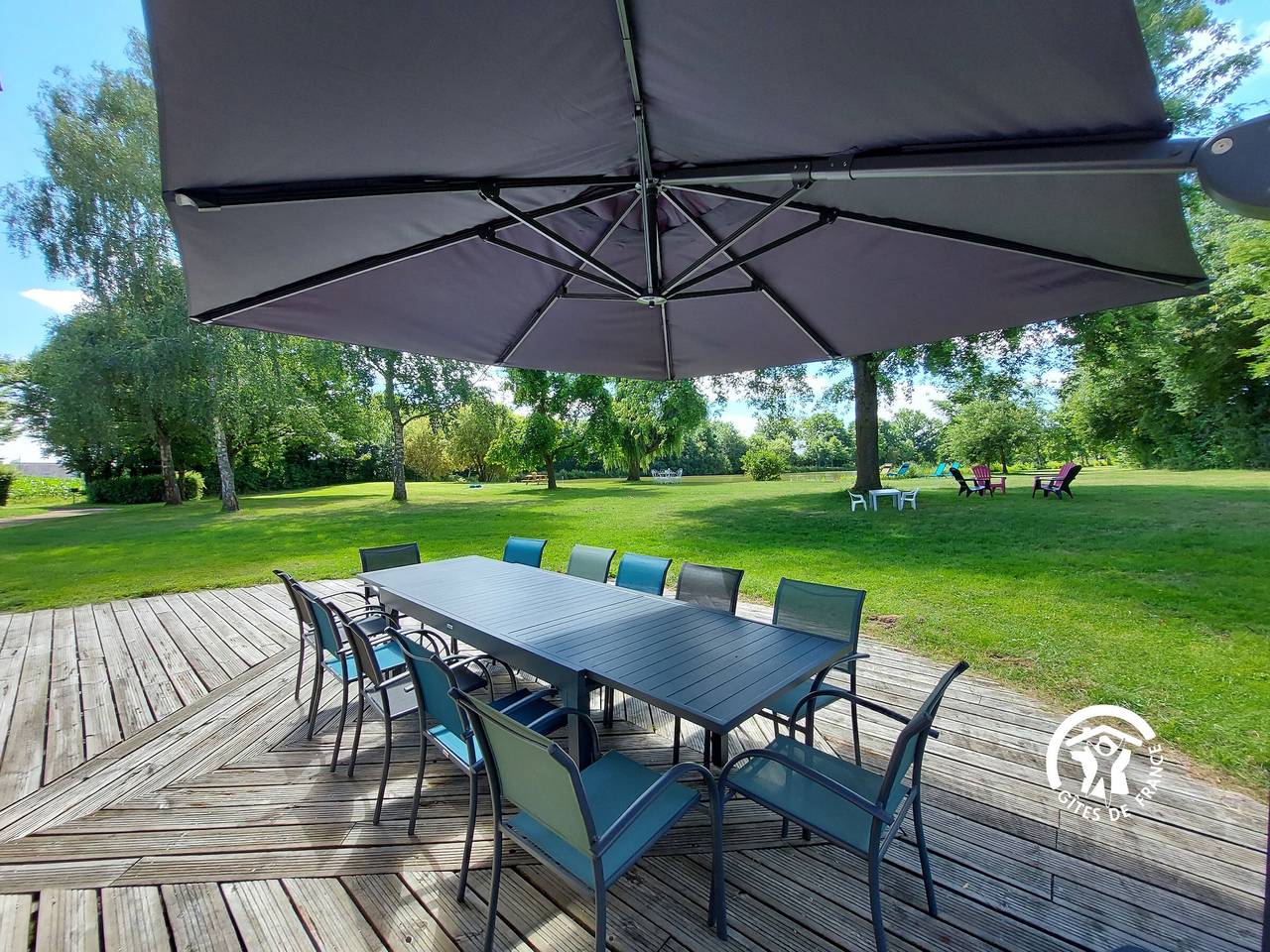 Grande maison rénovée avec étang privé, parc arboré et jeux extérieurs - Idéale pour familles et amis in Aron, Mayenne