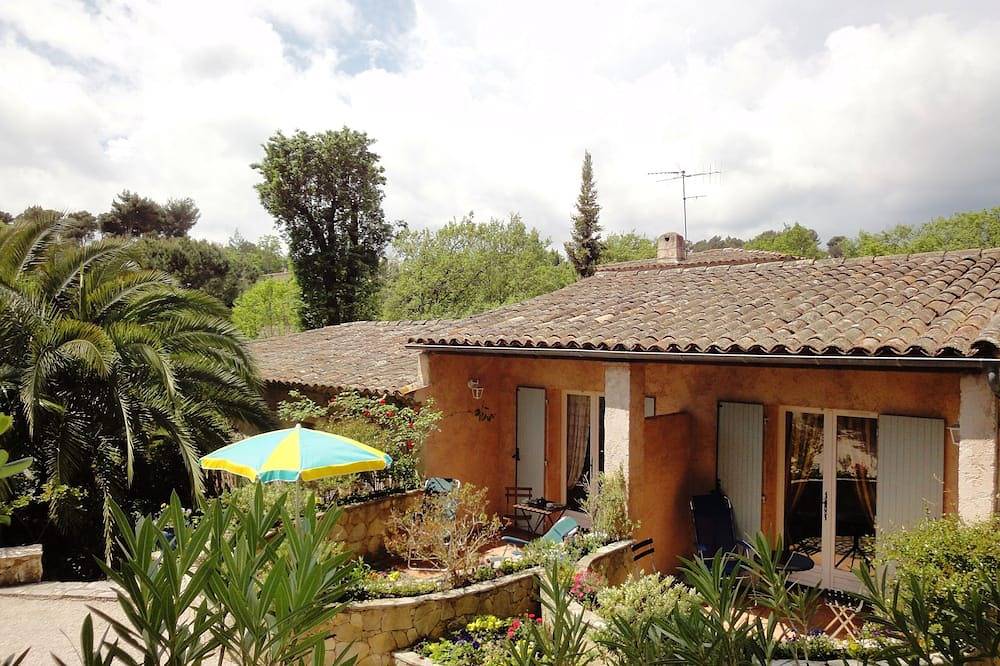 Entire apartment, In villa, charming studio 2 pers with terrace in St Paul de Vence in Saint-Paul-de-Vence, Cannes region