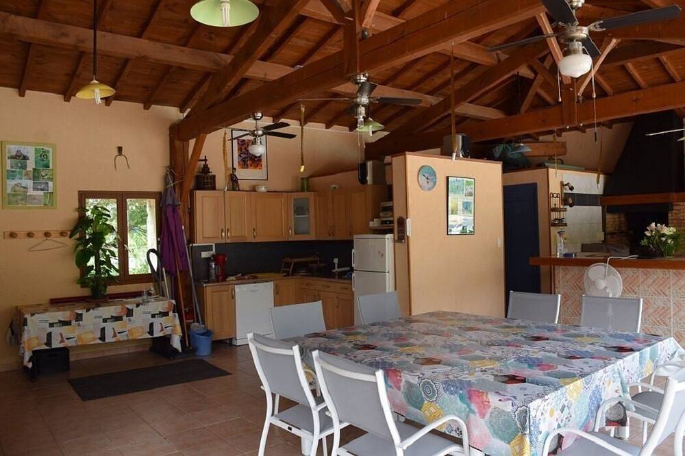 Antigua casa de piedra en una zona tranquila con gran piscina climatizada. in Lavaurette, Macizo Central