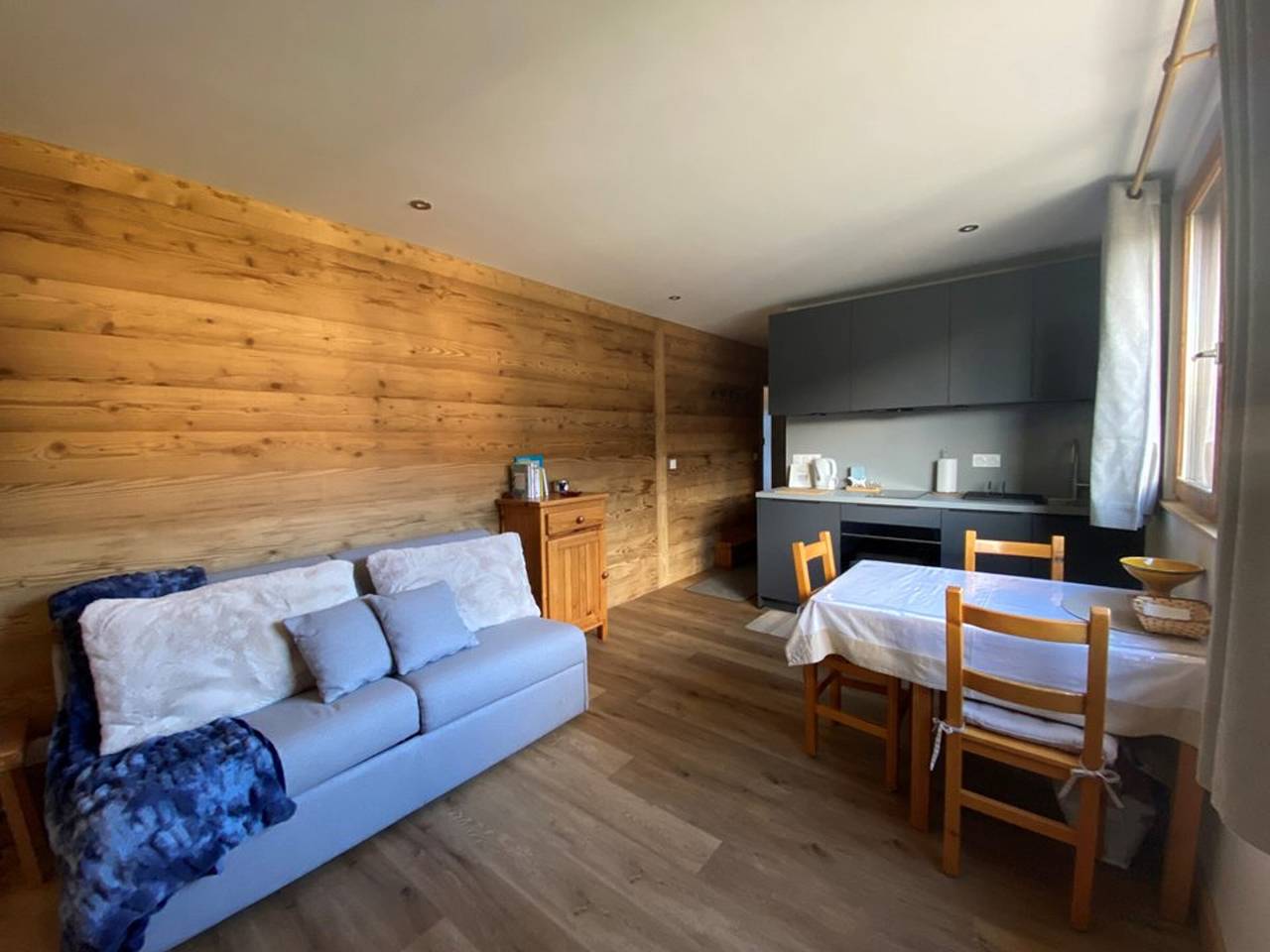 Entire studio, Studio in Cernix, 4 pers, near slopes, large terrace in Cohennoz, Albertville region