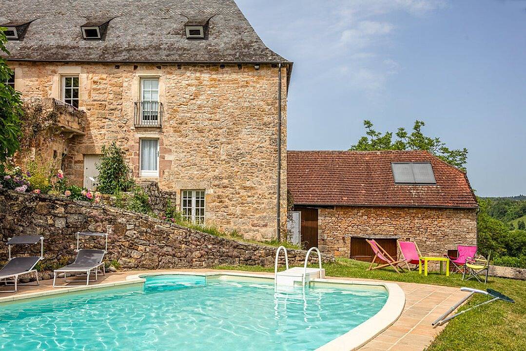 Gîte avec piscine, face au château de Turenne in Turenne, Massif central