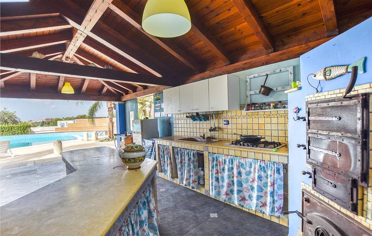 Poolside Paradise: 65m² Apartment with AC, Parking & WiFi! in Pozzallo, Ragusa Province
