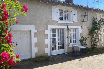Gîte pour 6 personnes, avec piscine à Queaux
