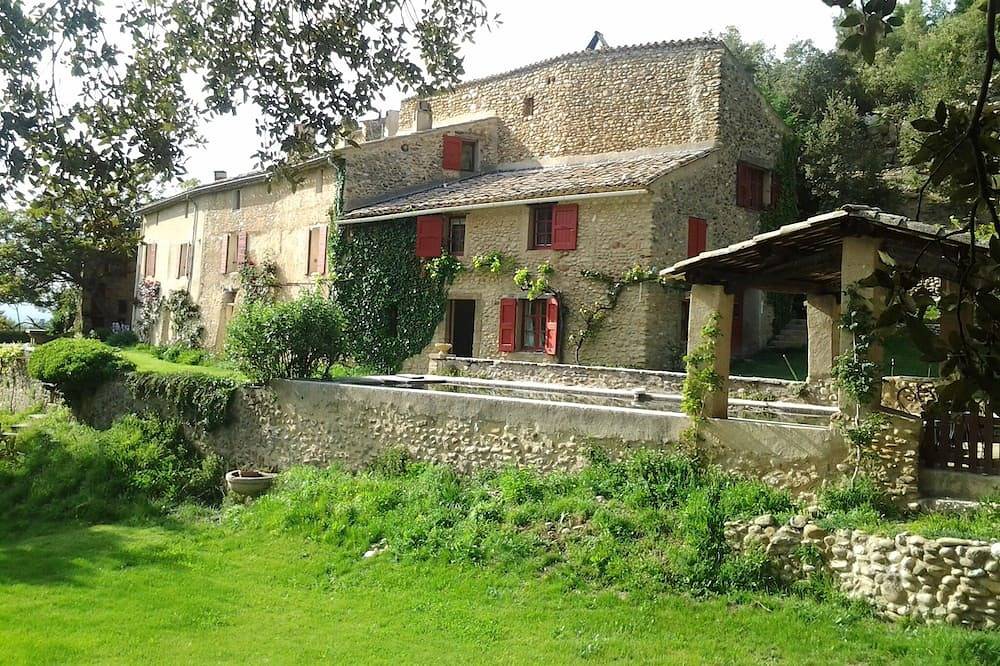Gite de charme avec piscine et tennis au cœur de la nature in Les Mées, Alpes-de-Haute-Provence