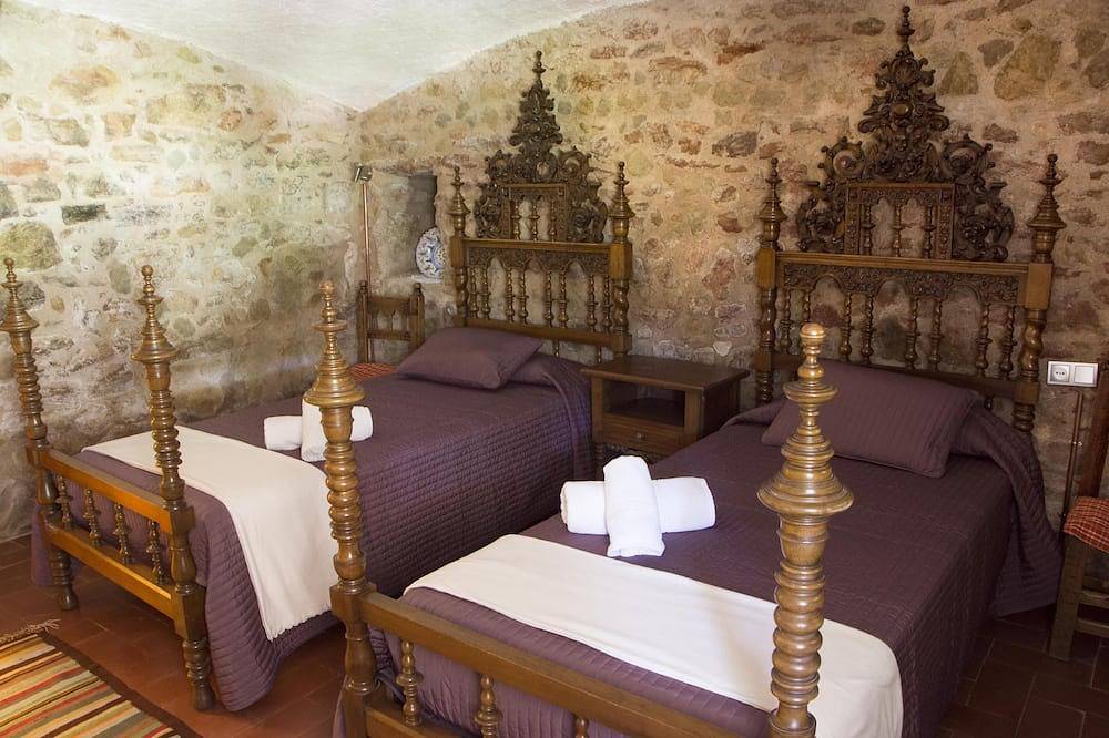 Traditionelles Bauernhaus in ländlicher Umgebung, nur 10 km von Girona entfernt. Für 22 Personen. in Sant Medir, Sant Gregori