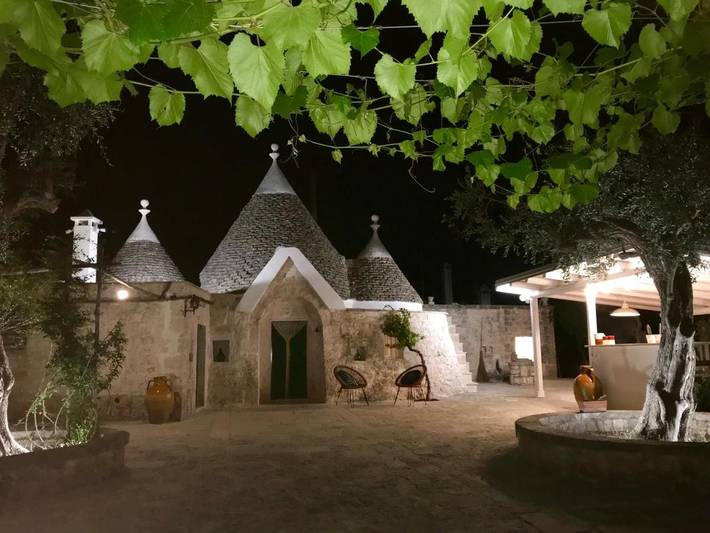 Trullo per 8 persone, con piscina e giardino nonché panorama a Polignano a Mare