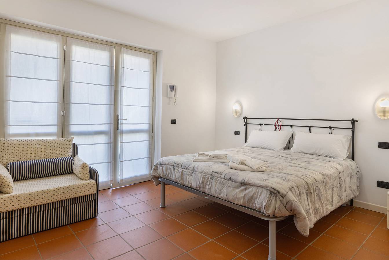 Gehele studio, Studio Appartement 'Dimora Il Feudo Apt 2' met Gedeeld Zwembad, Wifi en Airconditioning in Asti (Gemeente), Provincie Asti
