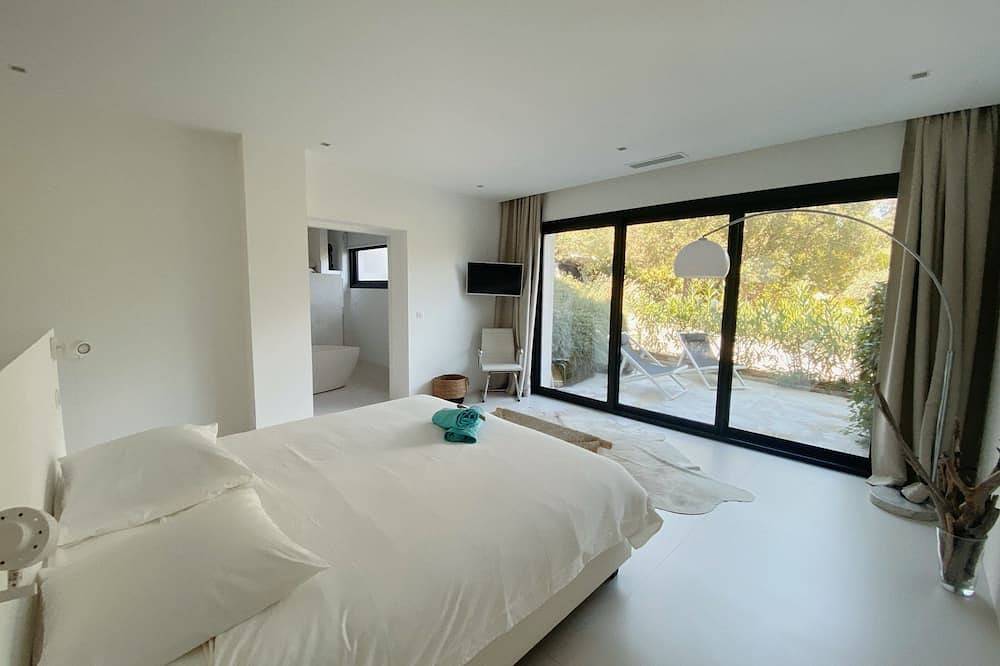 Villa Luxe Vues Magnifiques mer et Montagne Piscine Chauffée 6 ch 6 sdb air co in Pinarellu, Zonza