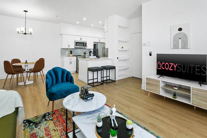 Vacation rental for 3 people, with yard and balcony, kid friendly in Glendale