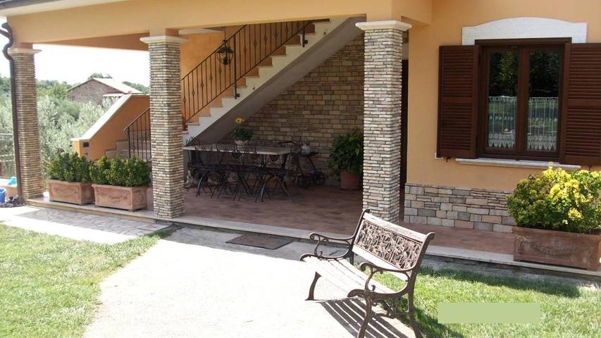 Ferienwohnung für 4 Personen, mit Balkon und Terrasse sowie Garten und Pool in Fara in Sabina