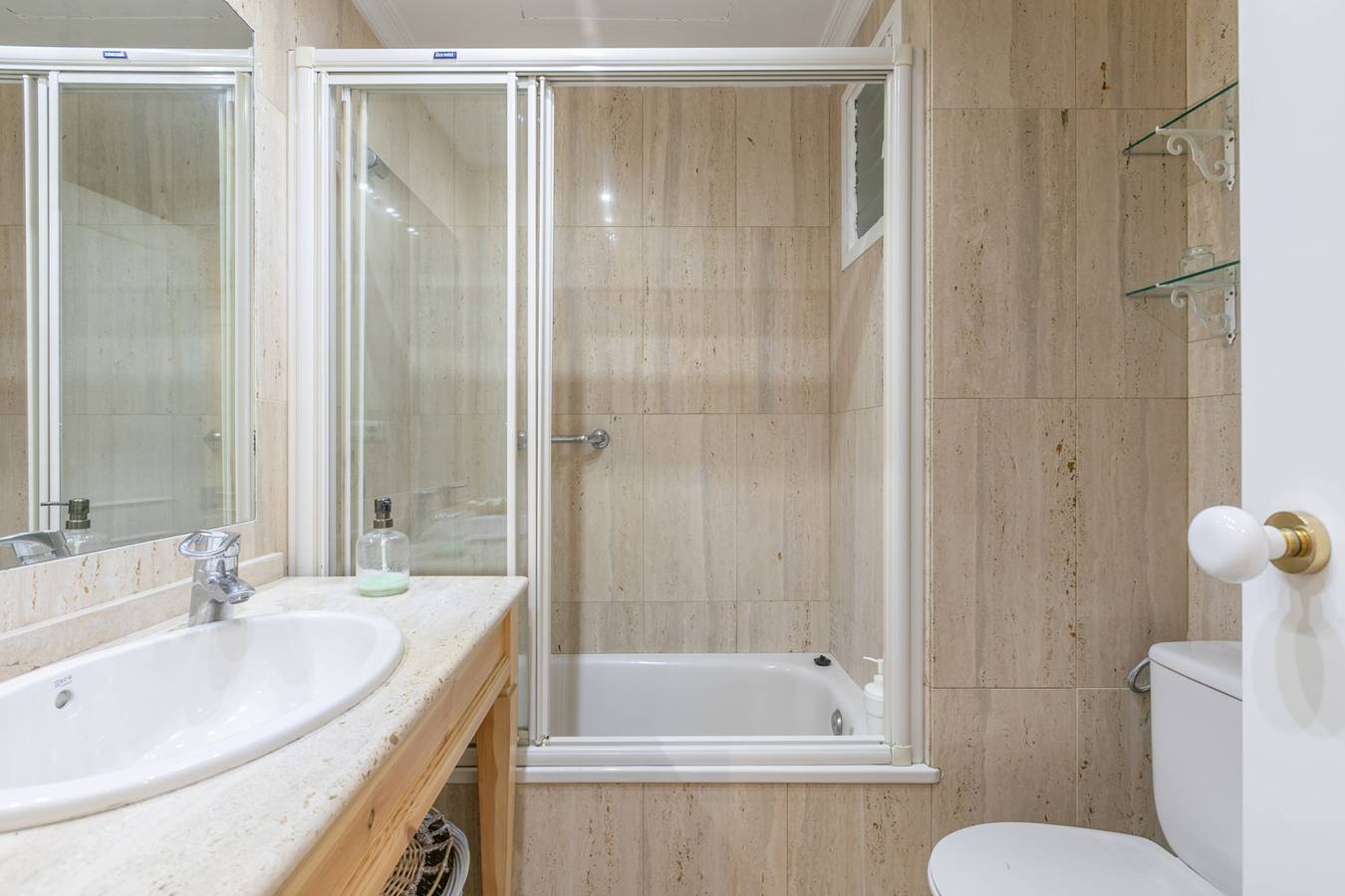 Entire holiday apartment, Cozy 2BR Apartment | WiFi, AC | Near Restaurants & City Center in Casco Antiguo, Sevilla