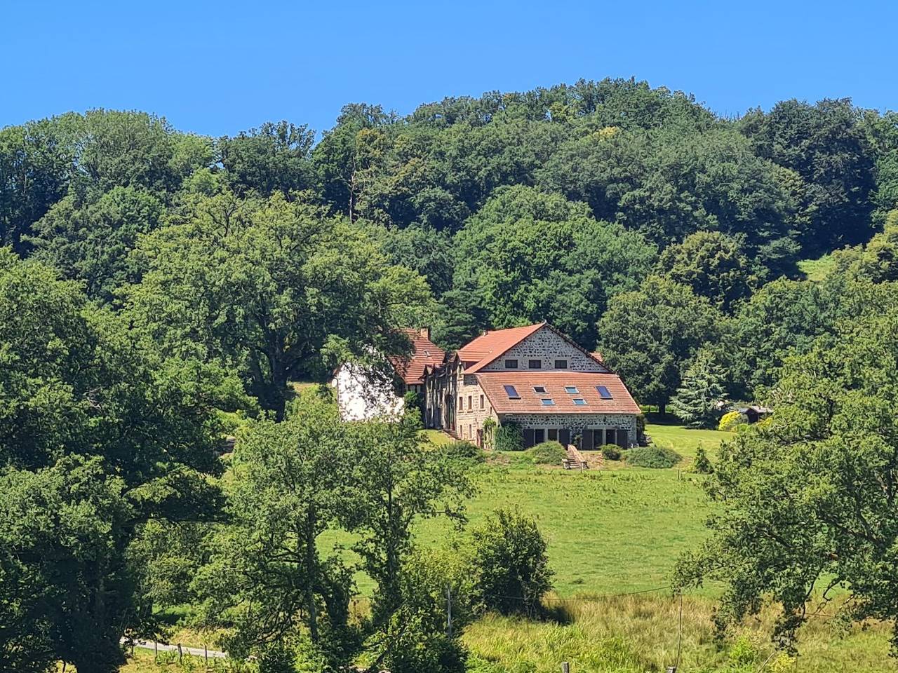 L'Isatis du Châtain, gîte 4 étoiles, grande capacité in Saint-Junien-la-Bregère, Région d'Aubussargues
