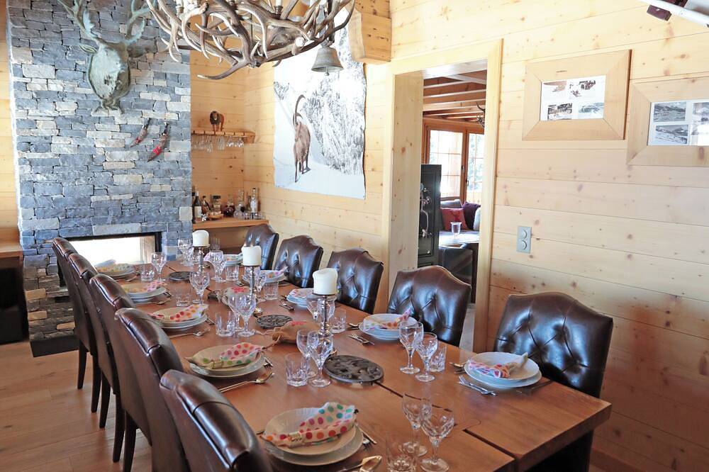 Fabulous chalet, stunning views , indoor jacuzzi, walking distance of ski lifts in Leysin, Alpes Vaudoises