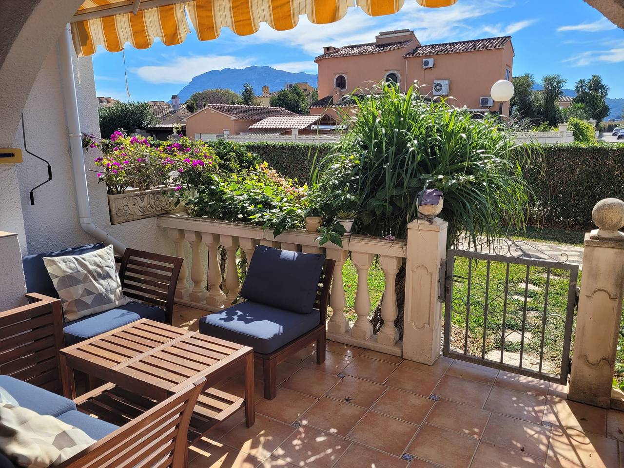 Casa adosada cómoda en Denia con aire acondicionado in Las Marinas, Dénia