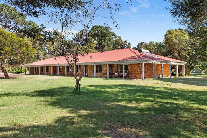 Holiday home for 10 people, with pool and balcony as well as garden in Western Australia