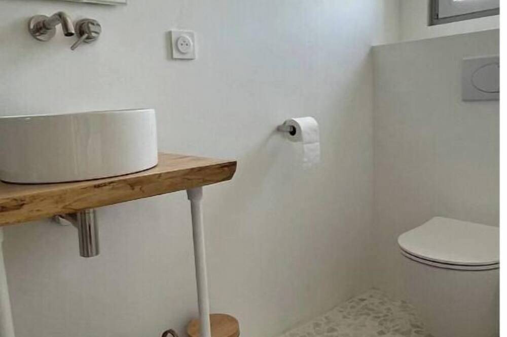 Warm, air-conditioned cottage in Domaine des Lions. in Sérignan, Côte d'Améthyste