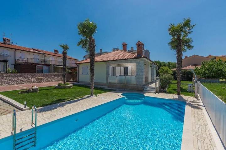 Ferienhaus für 8 Personen, mit Pool und Terrasse sowie Garten