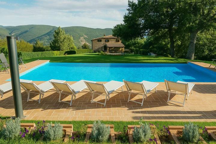 Casa vacanza per 12 persone, con giardino e piscina nonché panorama a Castelraimondo