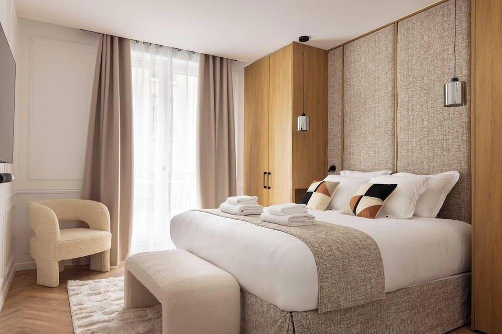 Ganze Wohnung, A Blend Of Minimalist Elegance, Parisian Flair Near Rue Mouffetard-Latin Quarter in Paris, Ile de France