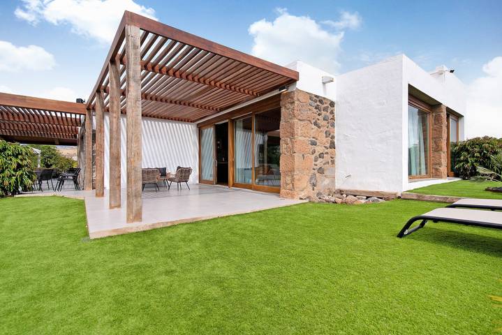 Cheap villa for 4 people, with Garden