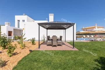 Villa for 8 Guests in Albufeira, Faro District, Picture 4