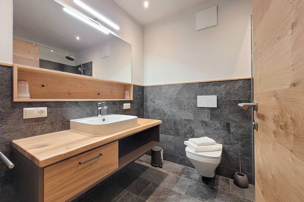 Ganze Wohnung, 50m² modern holiday apartment with balcony, free swimming lake, 100 m from the ski area in Lechtaler Alpen, Bichlbach