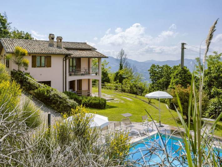 Agriturismo per 16 persone, con Balcone e Terrazza nonché Giardino e Piscina a Acqualagna