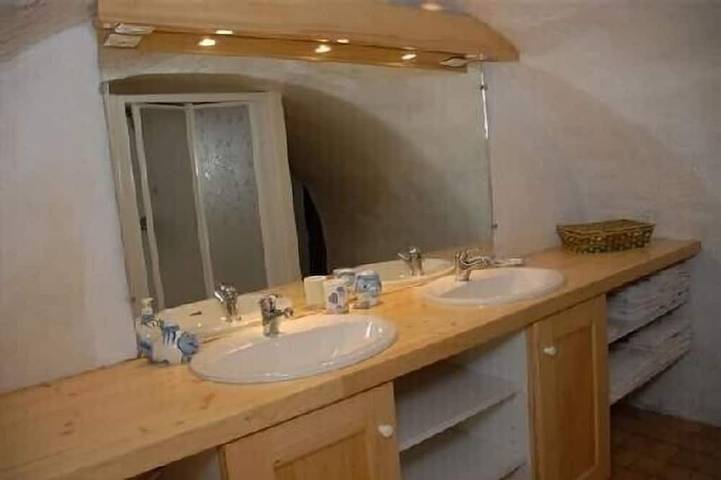 Location de vacances pour 6 personnes, avec terrasse et jardin ainsi que jacuzzi et piscine à Pied-de-Borne - 4