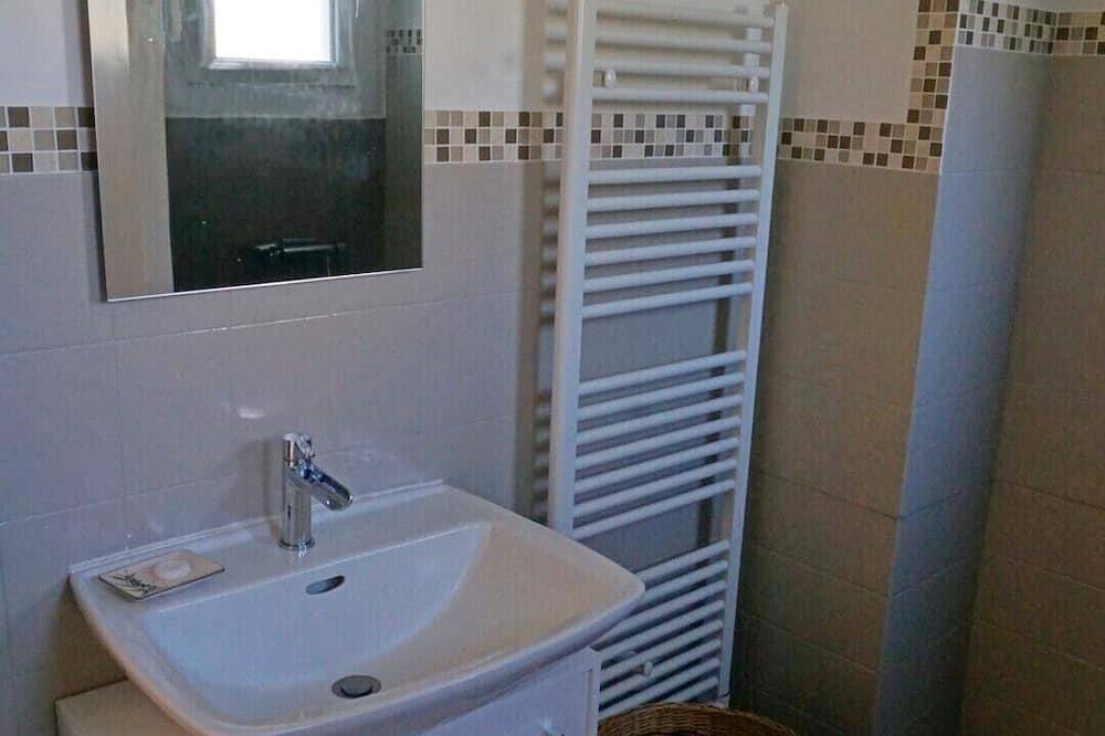 Bright, family-friendly house, close to beaches and shops in Saint-Quay-Portrieux, Côte de Goëlo