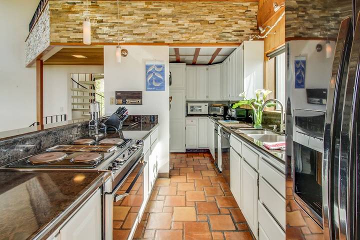 Vacation rental for 8 people, with yard and hot tub as well as balcony in Sea Ranch