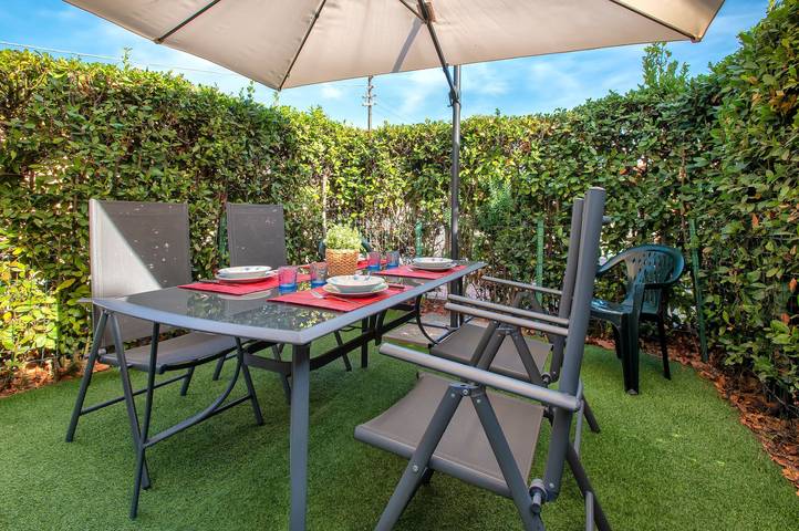 Appartamento intero, Appartamento 'Gio's' con piscina condivisa, giardino privato e aria condizionata in Lu Bagnu, Castelsardo