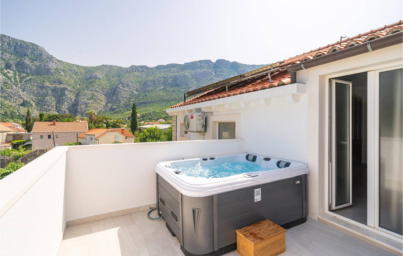 Entire holiday apartment, Modern 2-Bed Apartment with Pool, Near Coast & City Center in Komolac, Grad Dubrovnik