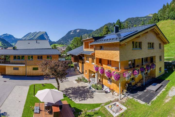 Appartement de vacances pour 12 personnes, avec Balcon et Terrasse ainsi que Jardin et Vue à Schoppernau