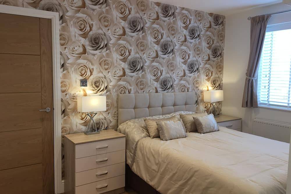 Entire apartment, New Forest Barton-on-Sea cliff top, ground floor, garden apartment. 'Bayside'. in Barton on Sea, Hampshire