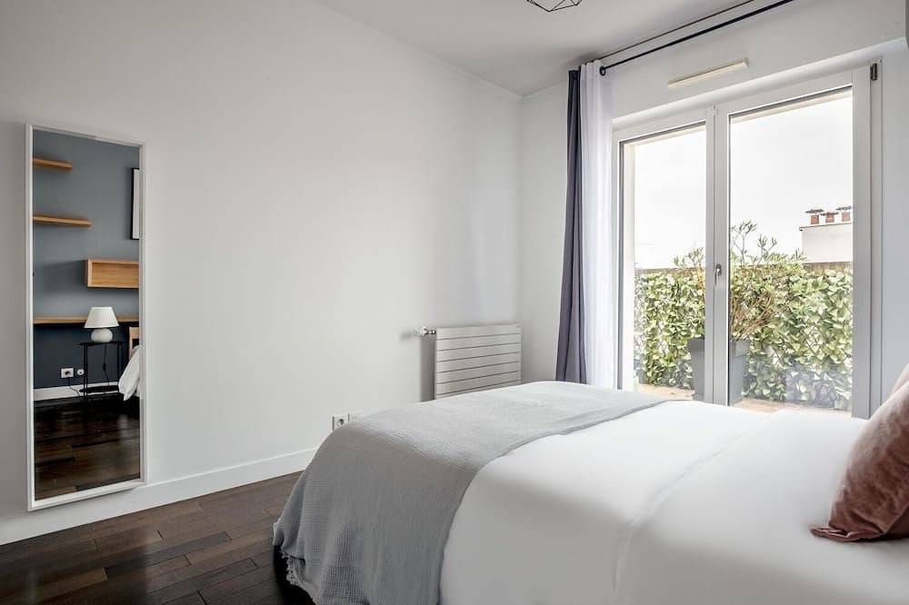 Entire apartment, Blueground | Levallois Perret, balcony, nr offices in Levallois-Perret, Hauts-de-Seine