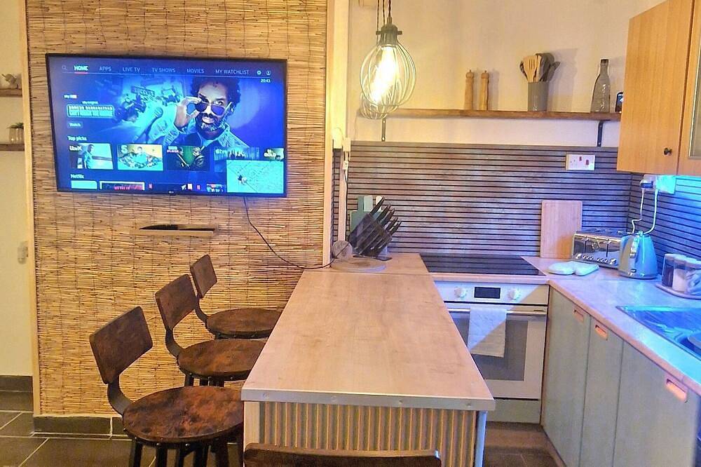 Entire apartment, Taff Cottage - Stylish family friendly gateway by River Taff with free parking in Cardiff, Cardiff region