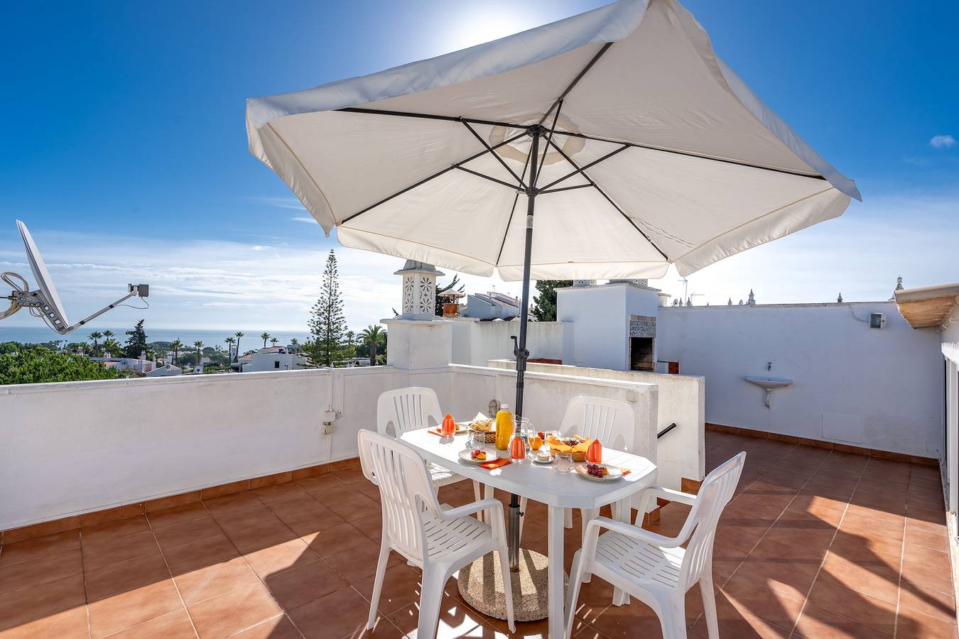 Ganze Wohnung, Ferienwohnung 'Casa Oliveira - Algarve' mit Meerblick, Wi-Fi und Klimaanlage in Alporchinhos (Atlantikküste), Porches