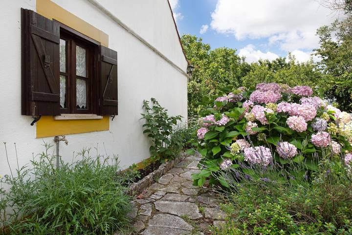 Entire apartment, Room at 'Casa Do Largo - First Floor' with Shared Terrace, Shared Garden, and Wi-Fi in Mendiga, Arrimal e Mendiga