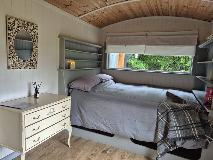Log cabin for 2 people, with Hot tub and Terrace as well as Garden in Ireland